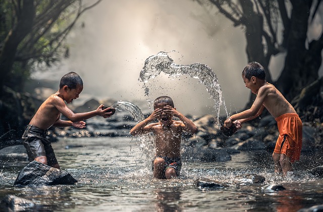 niños jugando en el rio