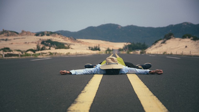 hombre acostado en carretera