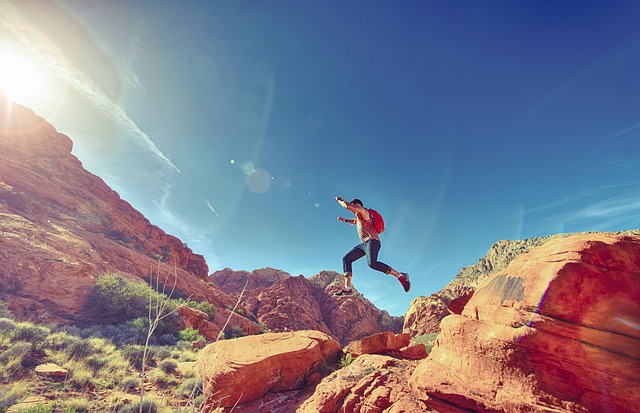 hombre saltando rocas en el desierto